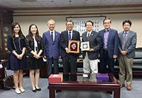 Professor Rocky Tuan (middle), Vice-Chancellor exchanges souvenirs with Professor Frank Chang, President of NCTU